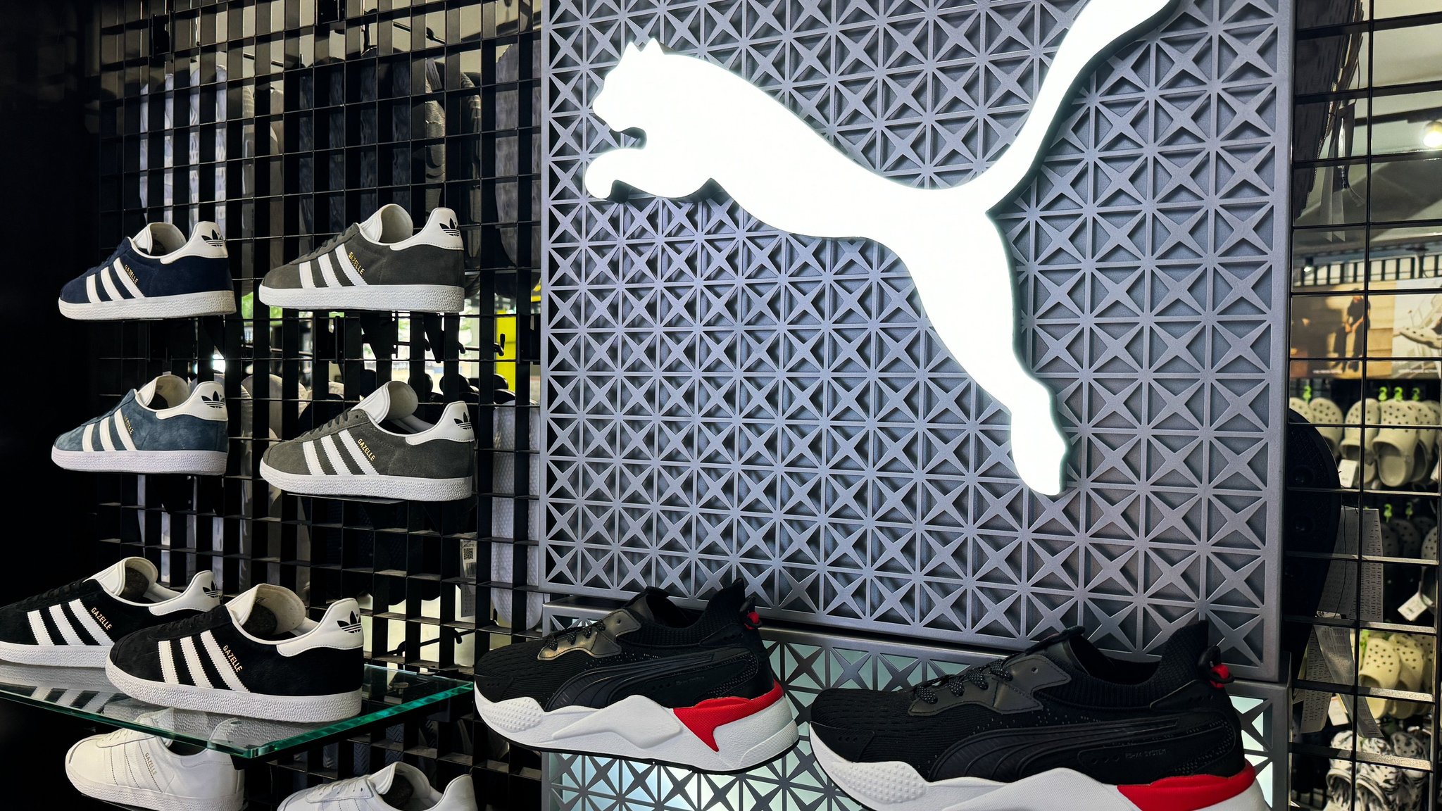 Puma-Schuhe samt großem Logo in einem Sportgeschäft. (Symbolbild) | Bild: picture alliance / NurPhoto | Jakub Porzycki Puma-Schuhe samt großem Logo in einem Sportgeschäft. (Symbolbild)