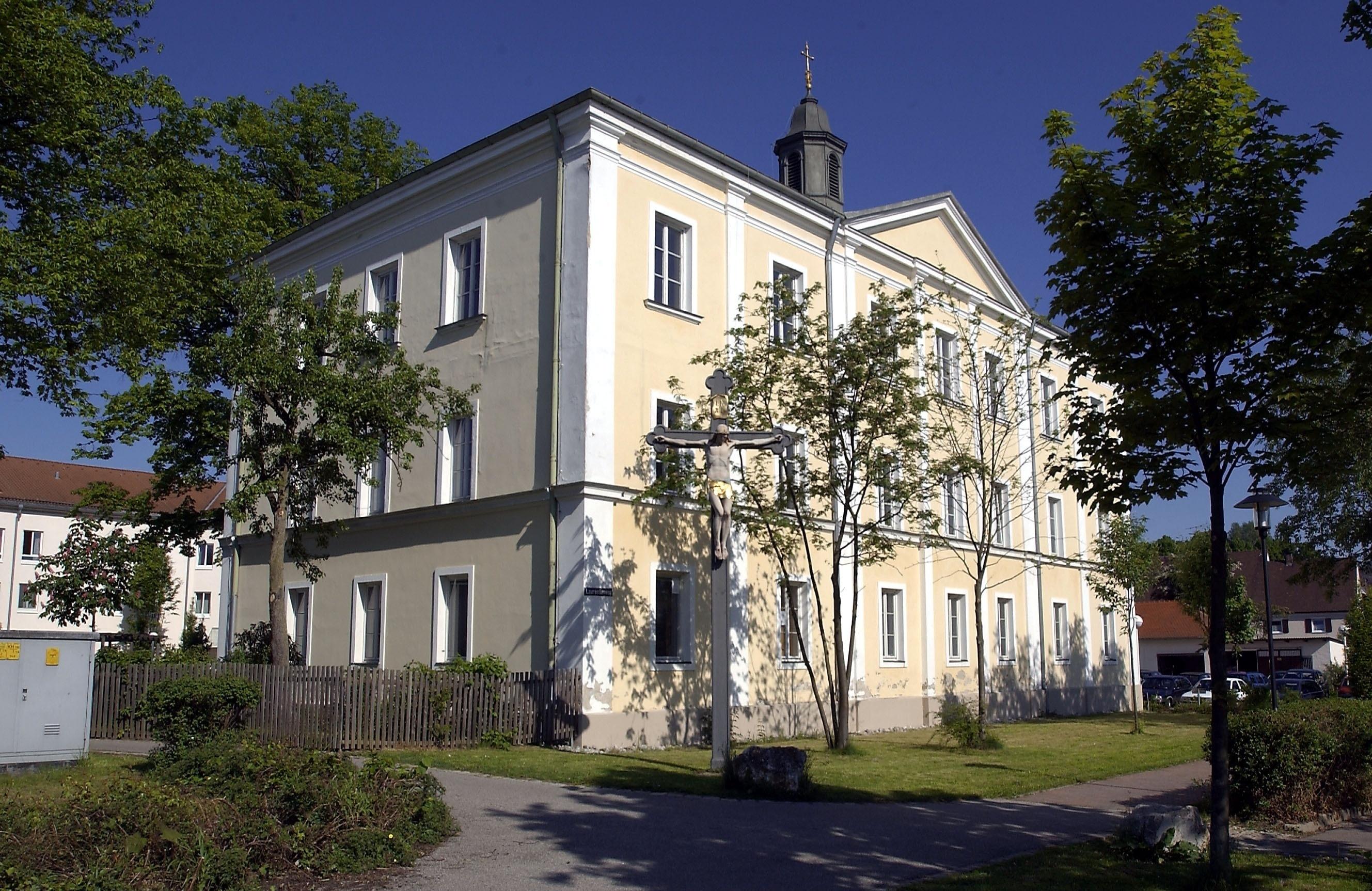 Wird aus dem Krankenhaus in Mainburg jetzt ein Gesundheitszentrum? Im Vordergrund das Alte Krankenhausgebäude, im Hintergrund der "Neubau"