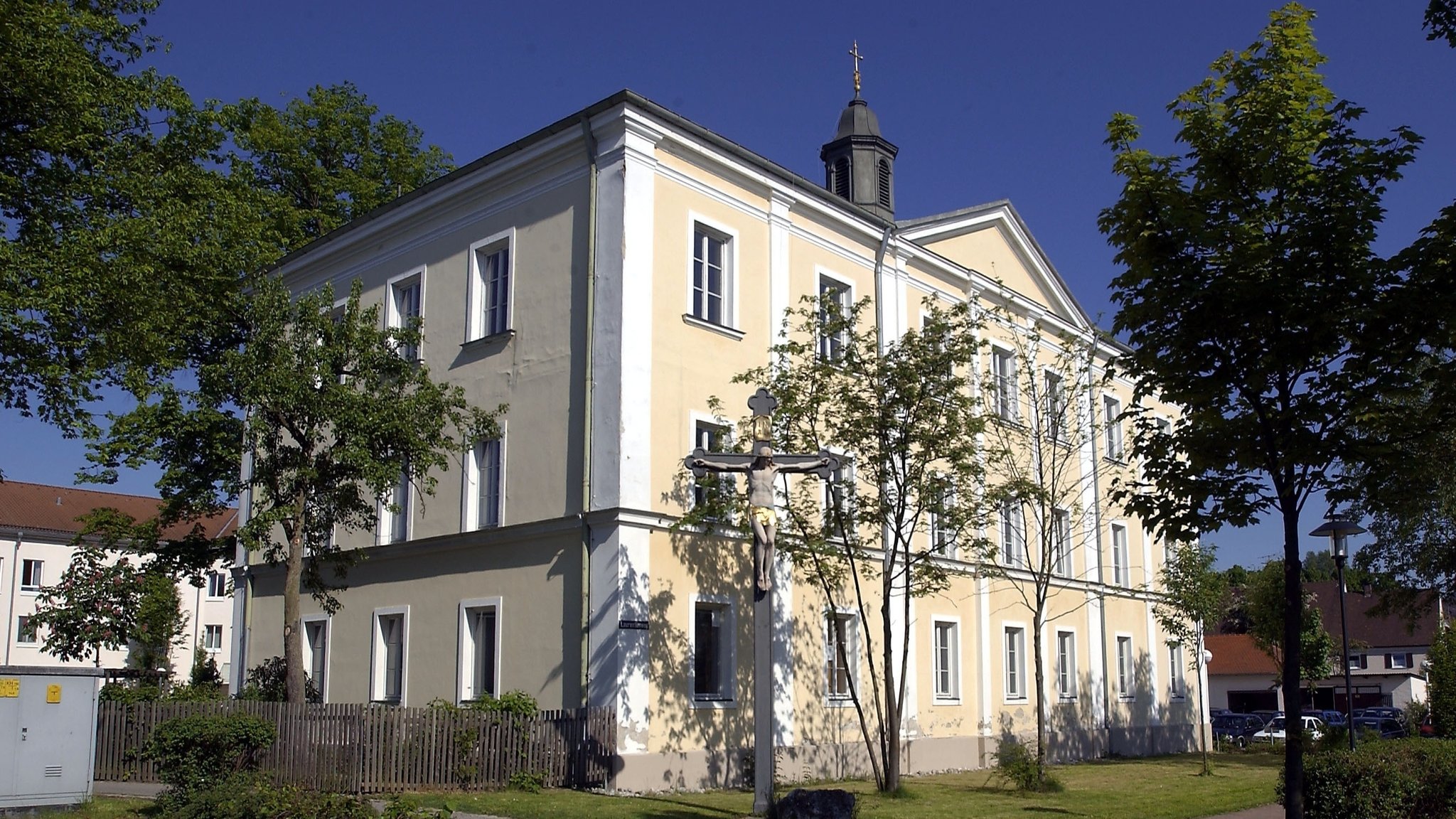 Wird aus dem Krankenhaus in Mainburg jetzt ein Gesundheitszentrum? Im Vordergrund das Alte Krankenhausgebäude, im Hintergrund der "Neubau"