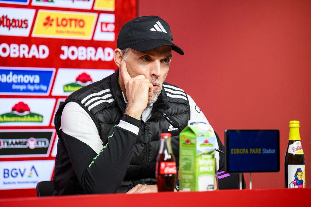 01.03.2024, Baden-Württemberg, Freiburg im Breisgau: Fußball: Bundesliga, SC Freiburg - Bayern München, 24. Spieltag, Europa-Park Stadion. Münchens Trainer Thomas Tuchel reagiert nach dem Spiel auf der Pressekonferenz. 