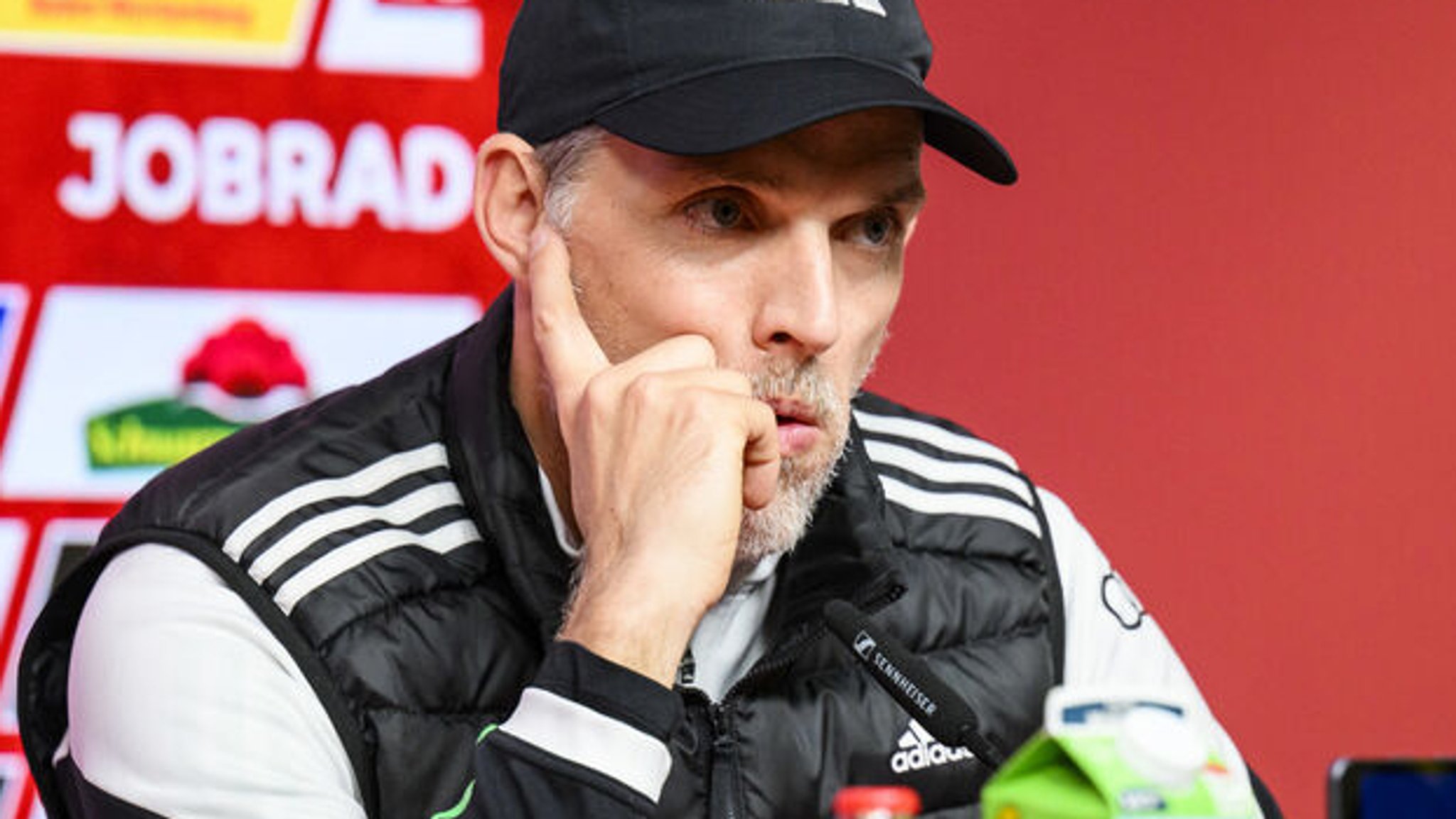 01.03.2024, Baden-Württemberg, Freiburg im Breisgau: Fußball: Bundesliga, SC Freiburg - Bayern München, 24. Spieltag, Europa-Park Stadion. Münchens Trainer Thomas Tuchel reagiert nach dem Spiel auf der Pressekonferenz. 