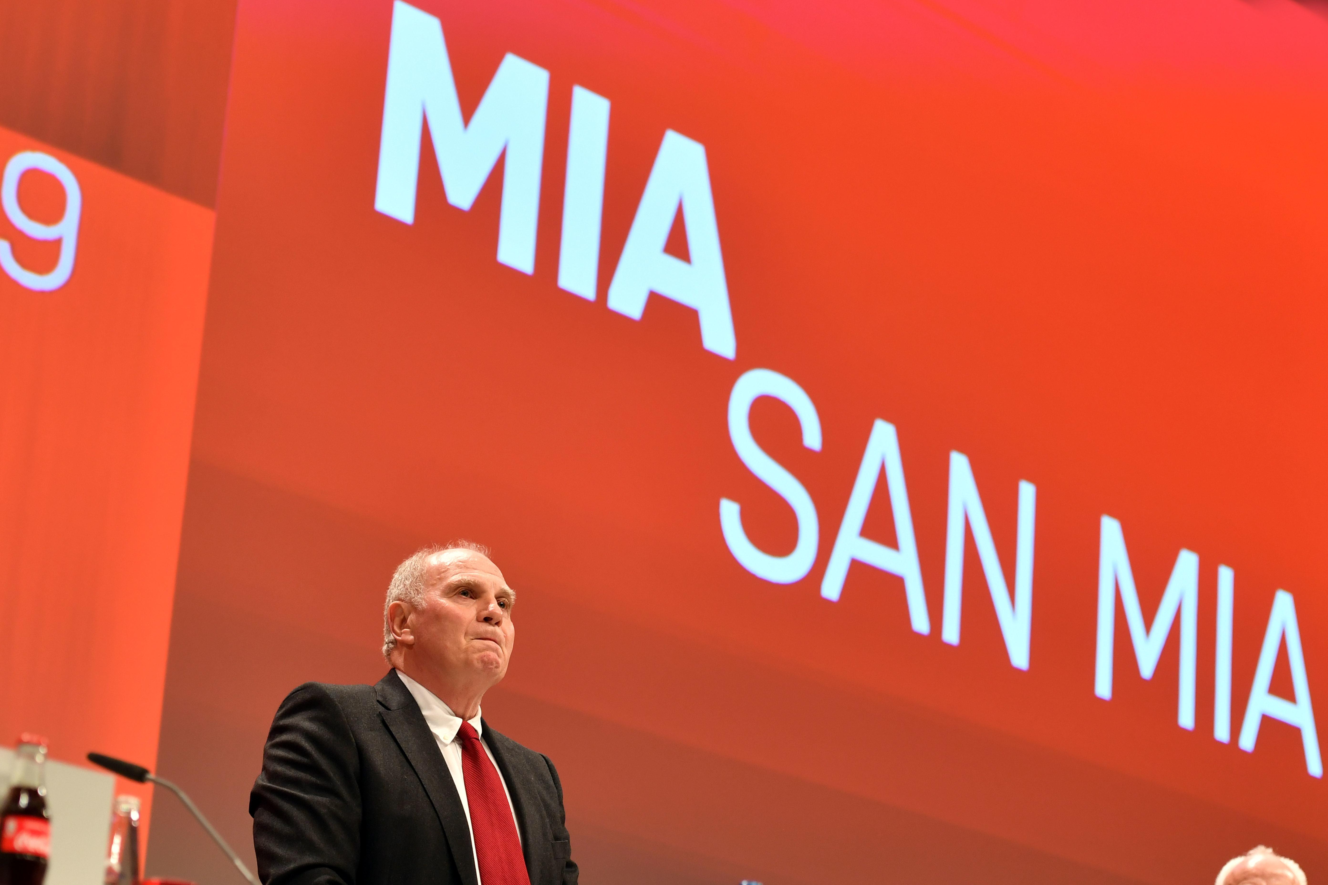 Uli Hoeneß vor einem "Mia san mia"-Schriftzug