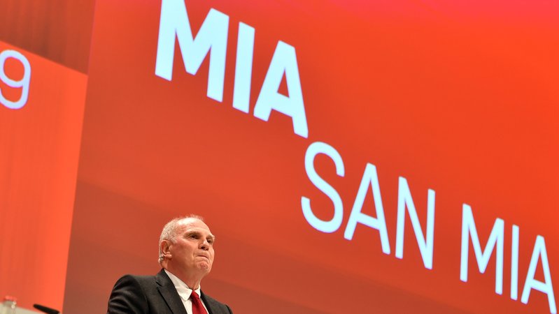 Uli Hoeneß vor einem "Mia san mia"-Schriftzug | Bild: picture-alliance/dpa Uli Hoeneß vor einem "Mia san mia"-Schriftzug