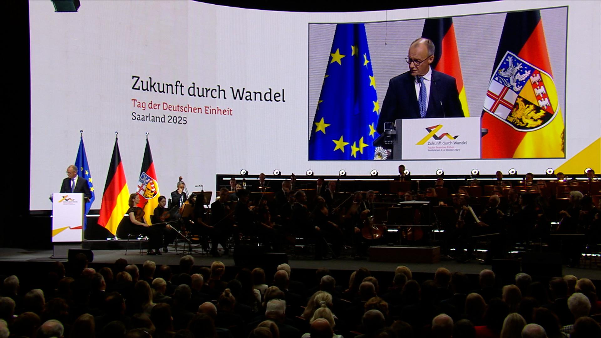Bundeskanzler Friedrich Merz (CDU) spricht bei den zentralen Feierlichkeiten zum Tag der Deutschen Einheit in der Kongresshalle in Saarbrücken.
