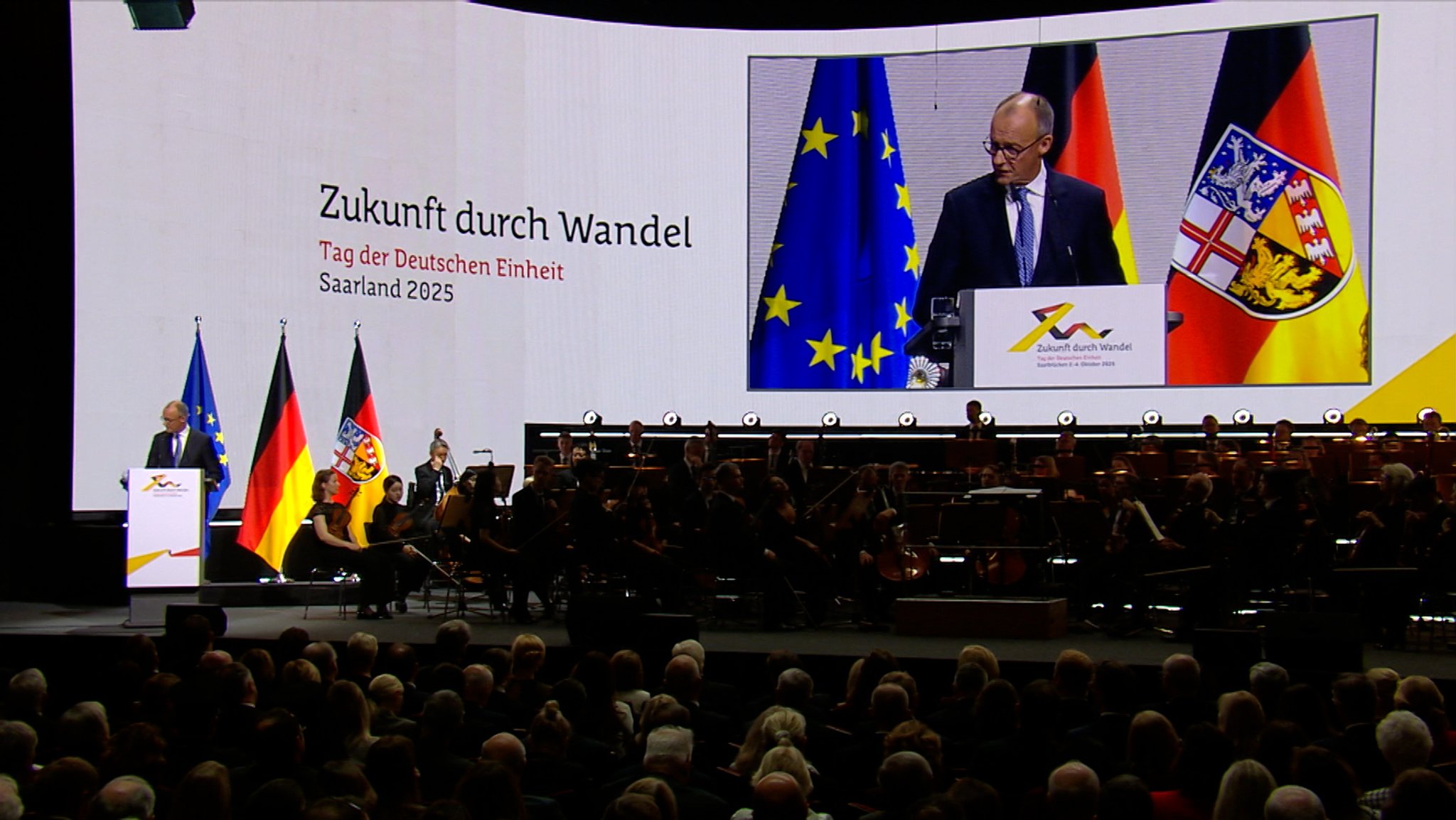 Bundeskanzler Friedrich Merz (CDU) spricht bei den zentralen Feierlichkeiten zum Tag der Deutschen Einheit in der Kongresshalle in Saarbrücken.