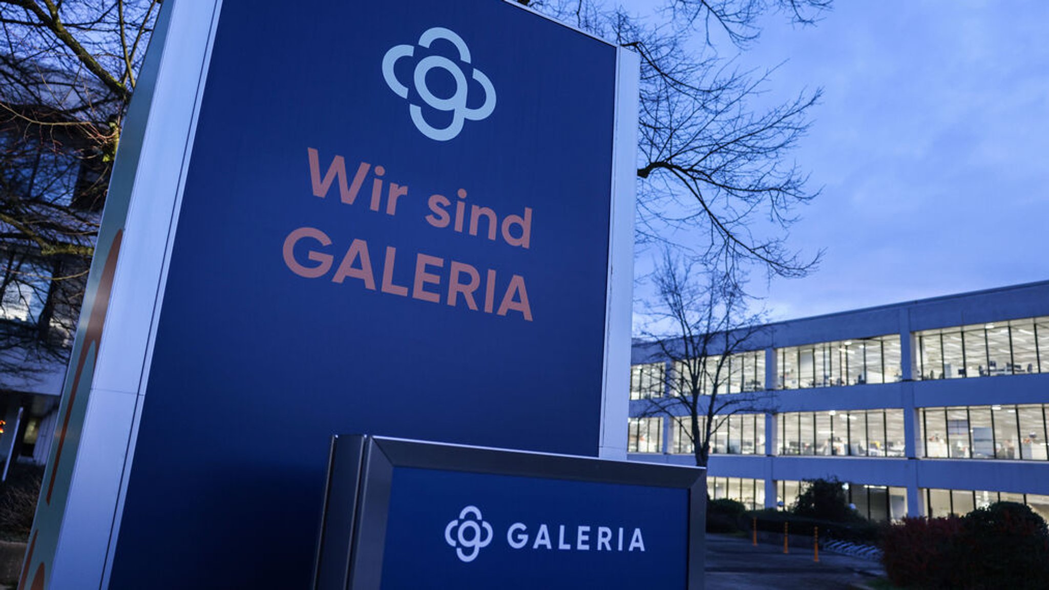 27.03.2023, Nordrhein-Westfalen, Essen: Das Logo es Warenhauskonzerns Galeria Karstadt Kaufhof steht vor der Zentrale. Die Gläubiger des Warenhauskonzerns Galeria Karstadt Kaufhof stellen am Montag in Essen die Weichen für die Zukunft des ums Überleben kämpfenden Traditionsunternehmens. Wichtigster Punkt auf der Tagesordnung des Gläubigertreffens ist die Abstimmung über den von der Unternehmensführung ausgearbeiteten Insolvenzplan. Foto: Oliver Berg/dpa +++ dpa-Bildfunk +++