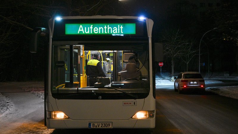 Die BVG stellt an einigen Endhaltestellen, wie hier in Zehlendorf, Busse für den Aufenthalt zur Verfügung. | Bild: picture alliance/dpa | Jens Kalaene Die BVG stellt an einigen Endhaltestellen, wie hier in Zehlendorf, Busse für den Aufenthalt zur Verfügung.