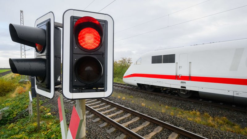 Streckensperrungen bei der Bahn (Symbolbild) | Bild: dpa-Bildfunk/Julian Stratenschulte Streckensperrungen bei der Bahn (Symbolbild)