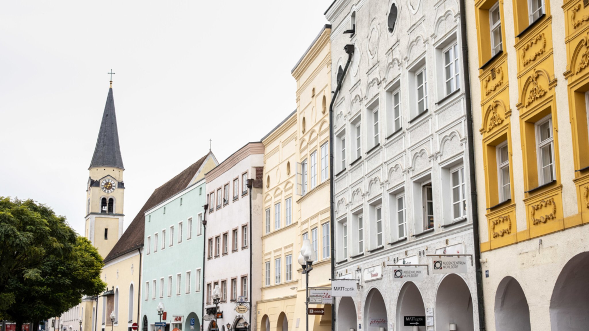 Die für Mühldorf typischen Häuser im Inn-Salzach-Stil sind am Stadtplatz vor der Frauenkirche zu sehen. 