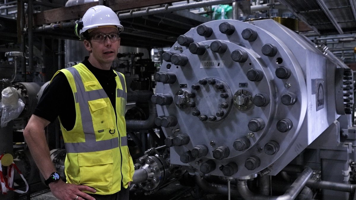 MAN-Projektleiter Karl Böhle vor einem Kompressor der Wärmepumpe in Esbjerg