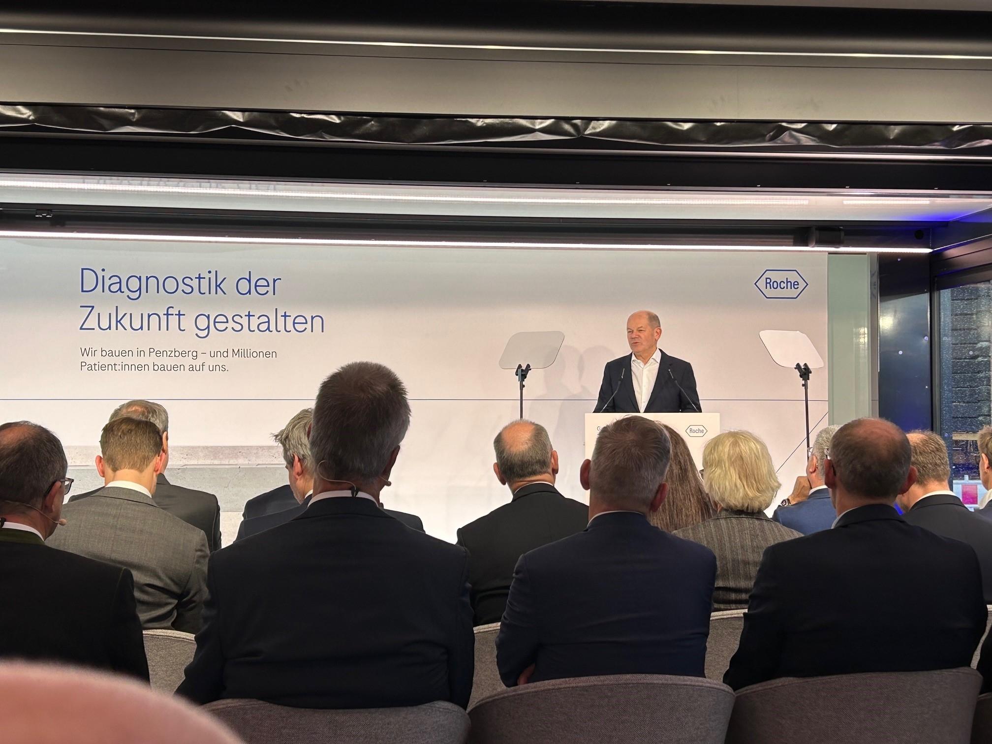 Zu sehen ist Olaf Scholz, der bei der Grundsteinlegung von Roche eine Rede gehalten hat 