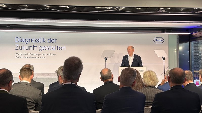 Zu sehen ist Olaf Scholz, der bei der Grundsteinlegung von Roche eine Rede gehalten hat | Bild: BR/ Lui Knoll Zu sehen ist Olaf Scholz, der bei der Grundsteinlegung von Roche eine Rede gehalten hat