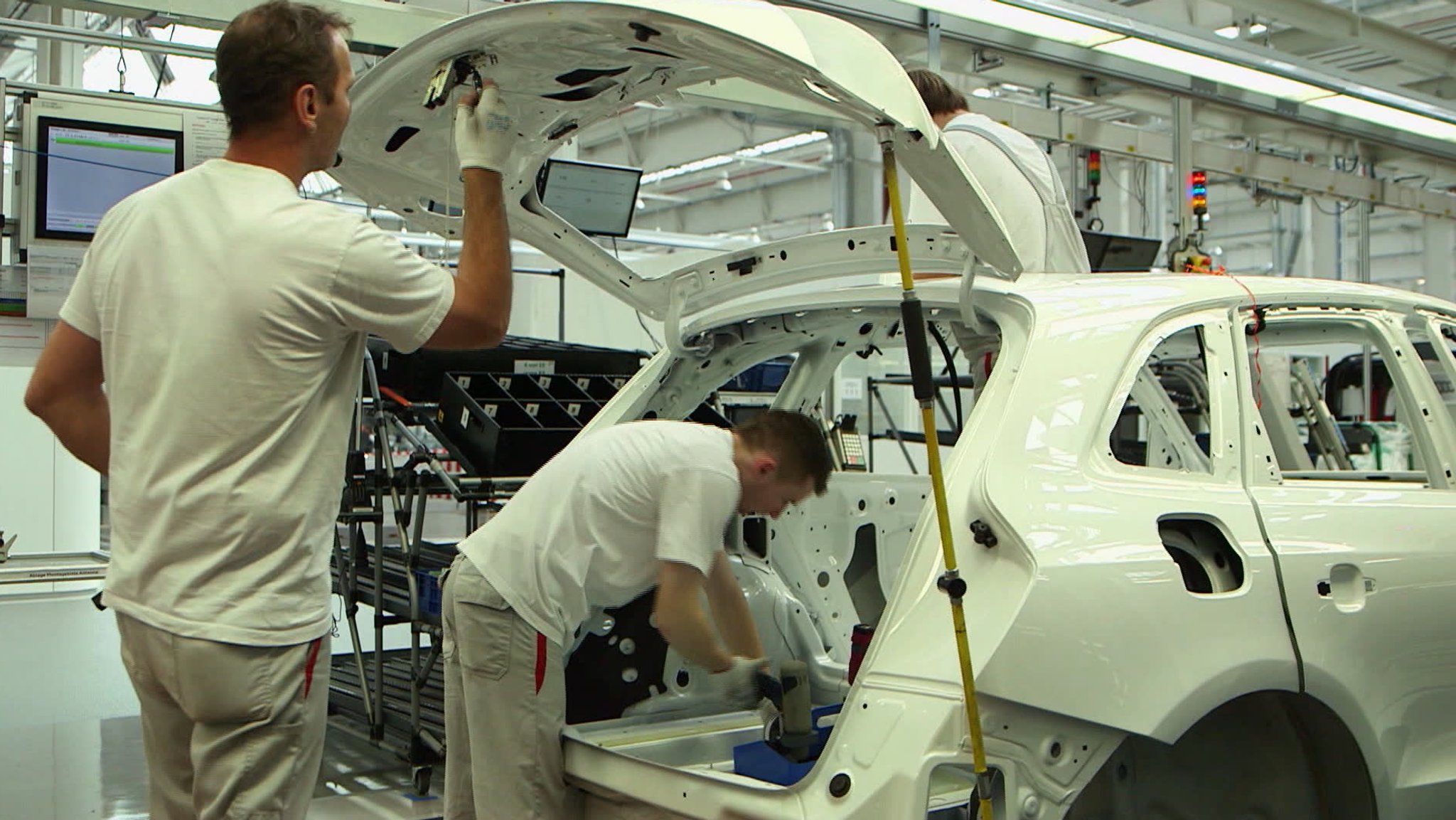 Mitarbeiter in der Automobilindustrie in Bayern bei der Arbeit.