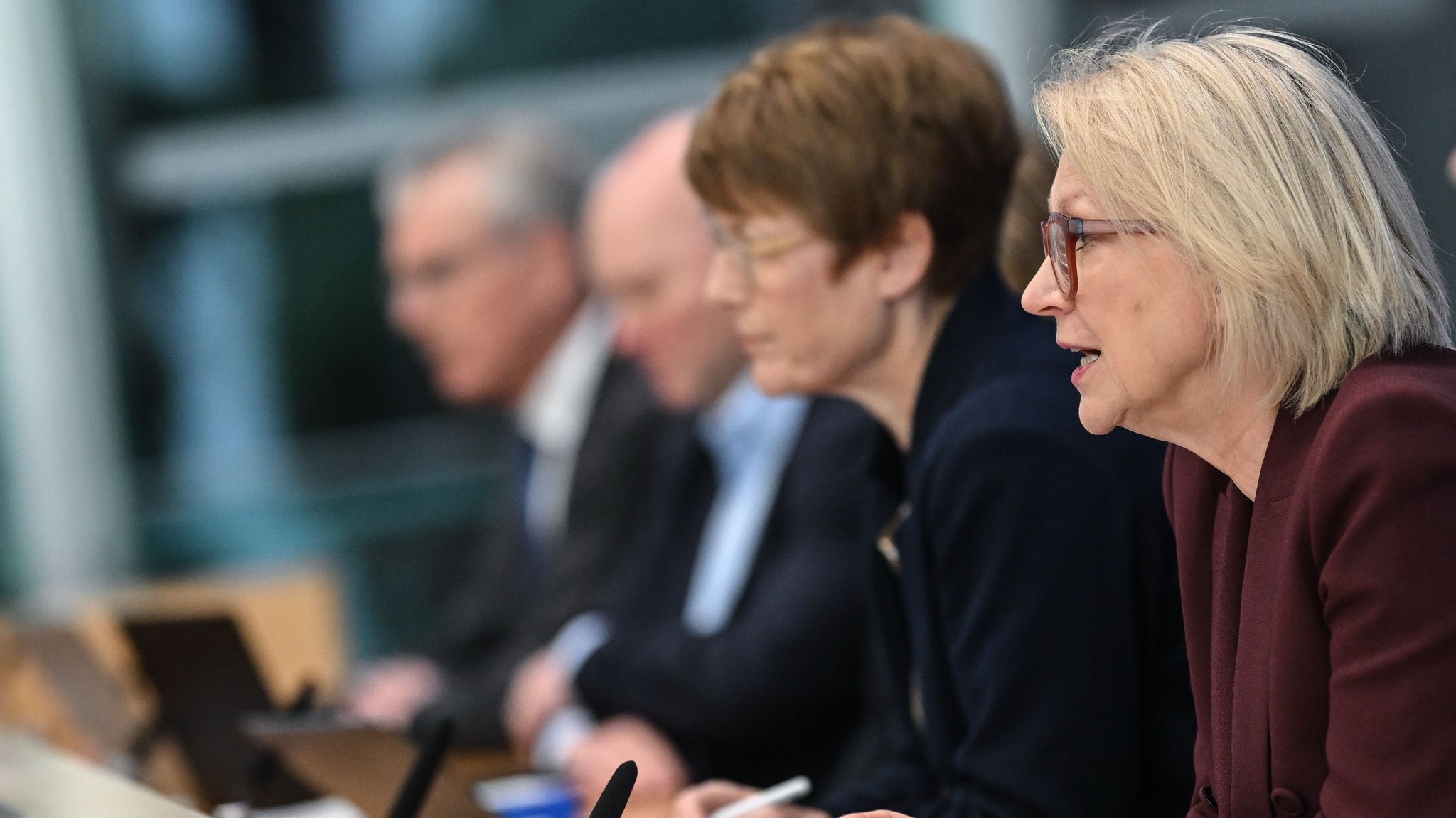 Mitglieder des Sachverständigenrats (l-r) Martin Werding, Achim Truger, Ulrike Malmendier, Veronika Grimm und die Vorsitzende, Monika Schnitzer. | Bild: dpa-Bildfunk/Britta Pedersen Mitglieder des Sachverständigenrats (l-r) Martin Werding, Achim Truger, Ulrike Malmendier, Veronika Grimm und die Vorsitzende, Monika Schnitzer.