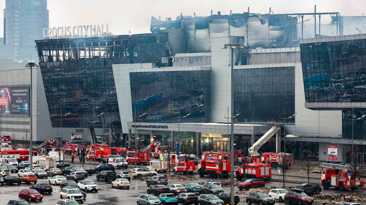 Die ausgebrannte Konzerthalle nach dem Anschlag 