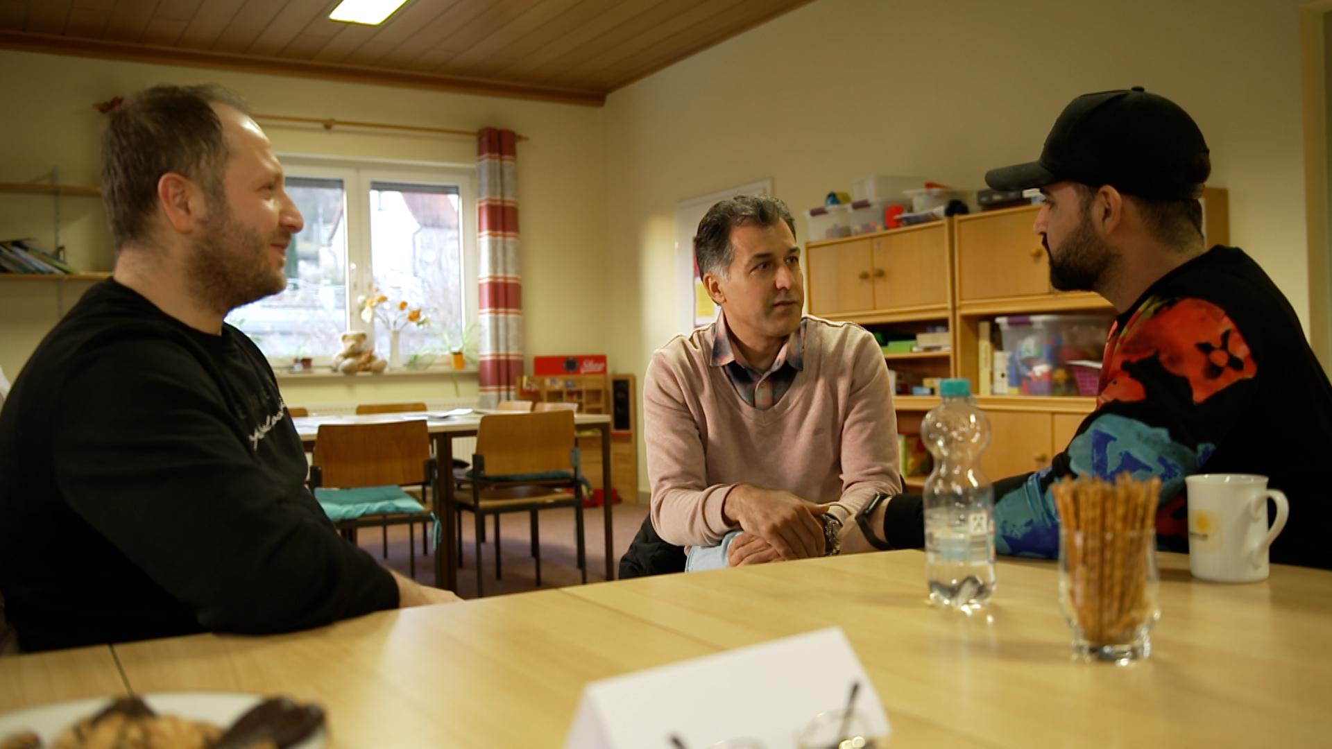 Rollenspiel im Kurs "GeckoPlus" mit drei Männern