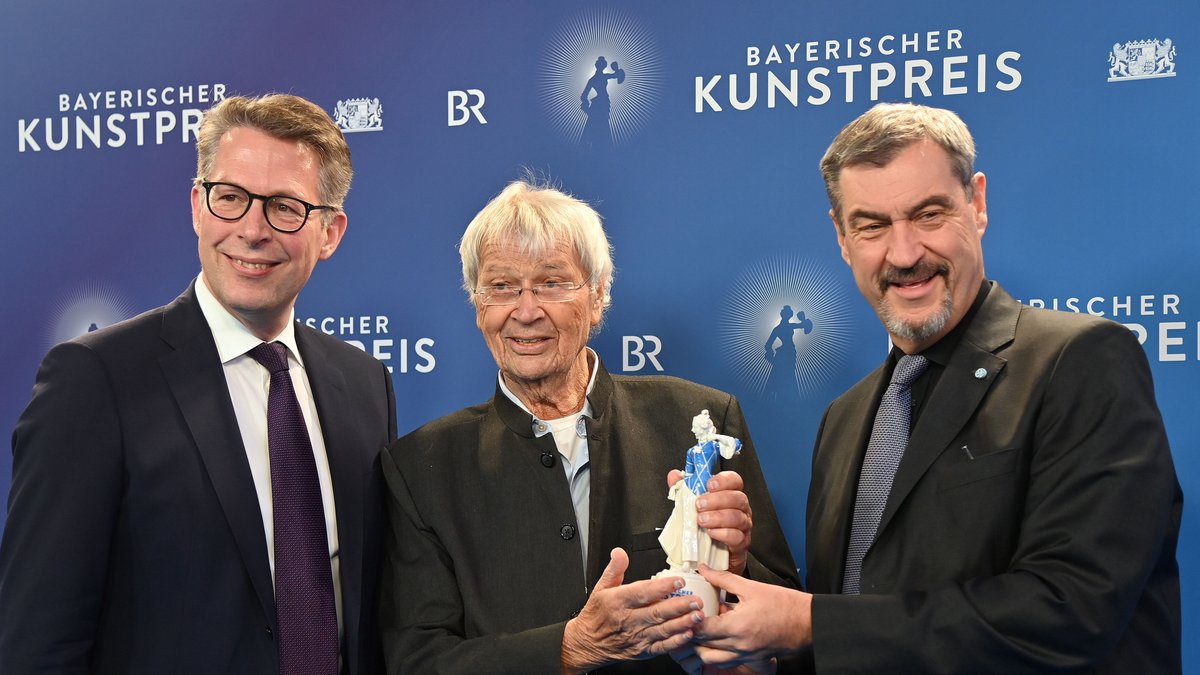 Wer ist hier stolz? Ehrenpreisträger Gerhard Polt, flankiert von Kunstminster Blume (l.) und Ministerpräsident Söder (r.)