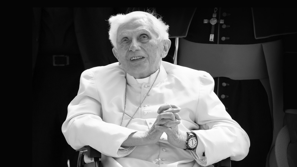 Der emeritierte Papst Benedikt XVI. kommt am Flughafen München zu seinem Flugzeug. Der emeritierte Papst reist nach seinem viertägigen Besuch in Regensburg wieder zurück in den Vatikan. Der frühere Papst war am 18.06.2020 überraschend in seine alte Heimat gereist, um seinen 96 Jahre alten Bruder zu besuchen.