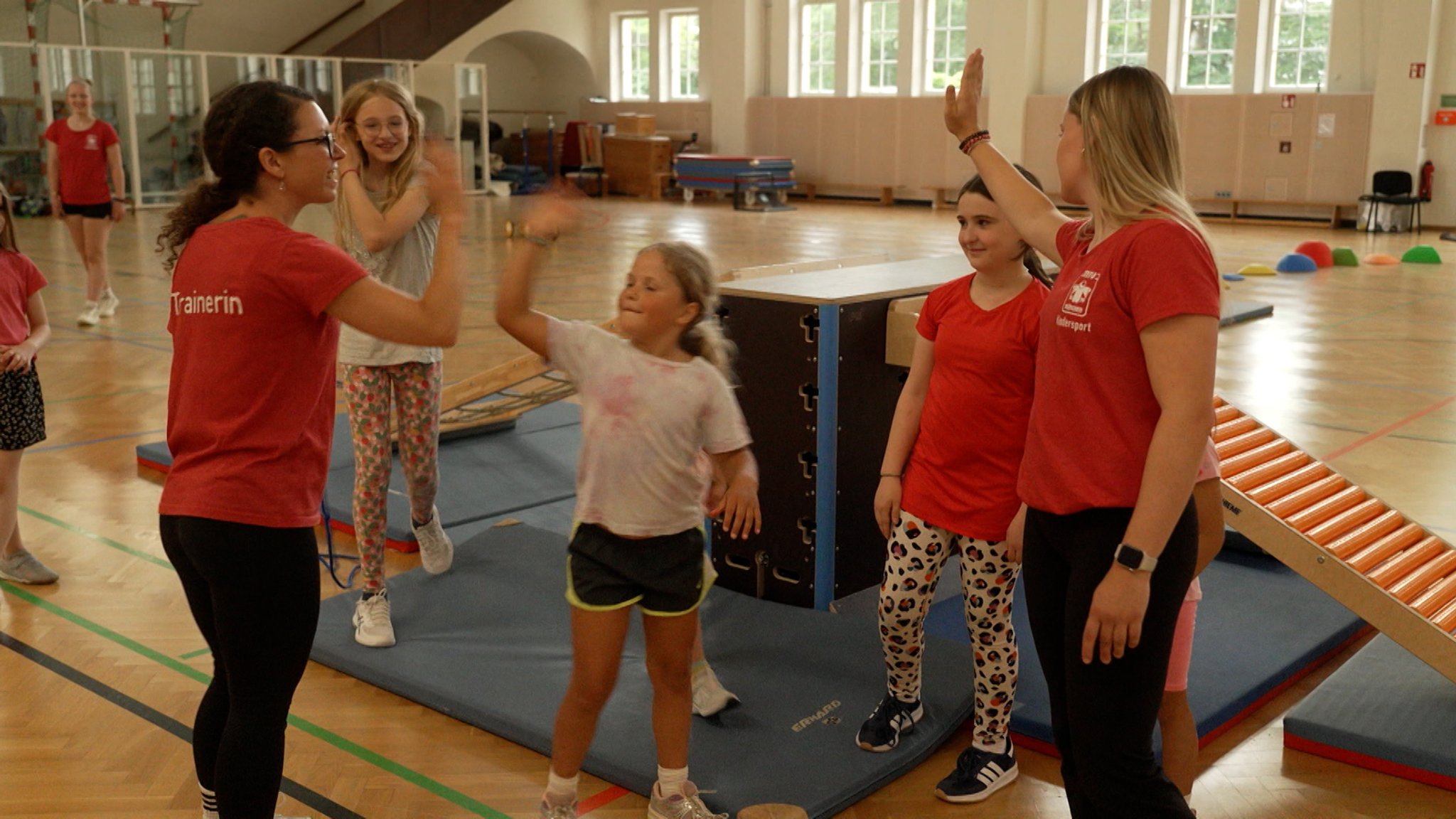 Ein gutes Beispiel für "Sport vereint" lernen wir jetzt kennen. Dazu gehen wir in die Turnhalle des Münchner Turnvereins. | Bild: Bayerischer Rundfunk 2026 Ein gutes Beispiel für "Sport vereint" lernen wir jetzt kennen. Dazu gehen wir in die Turnhalle des Münchner Turnvereins.