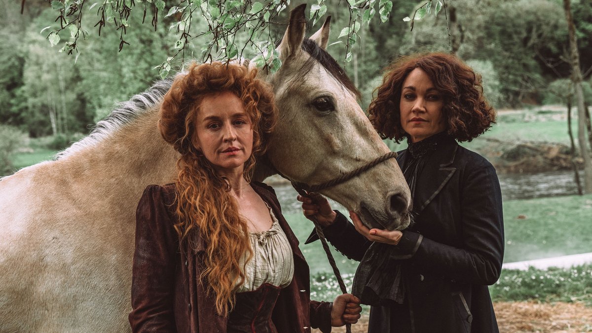 Brigitte Hobmeier und Lisa Maria Potthoff kostümiert mit Pferd in "Oktoberfest 1905" | Bild: Oktoberfest_1905_BR_ARD Degeto Film GmbH_MDR_Zeitsprung Pictures GmbH_Stephan Pick Brigitte Hobmeier und Lisa Maria Potthoff kostümiert mit Pferd in "Oktoberfest 1905"