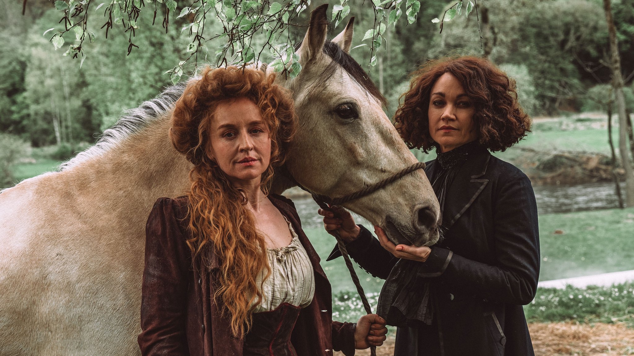 Brigitte Hobmeier und Lisa Maria Potthoff kostümiert mit Pferd in "Oktoberfest 1905"
