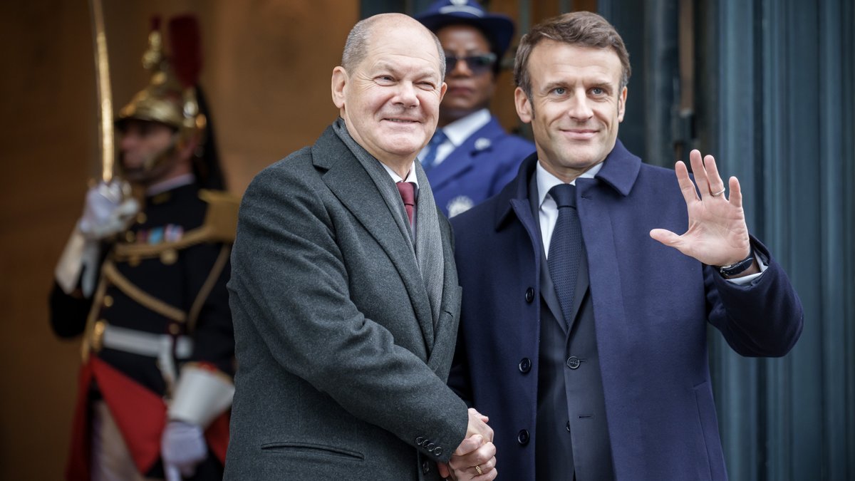 Bundeskanzler Scholz und Frankreichs Präsident Macron beim Handshake