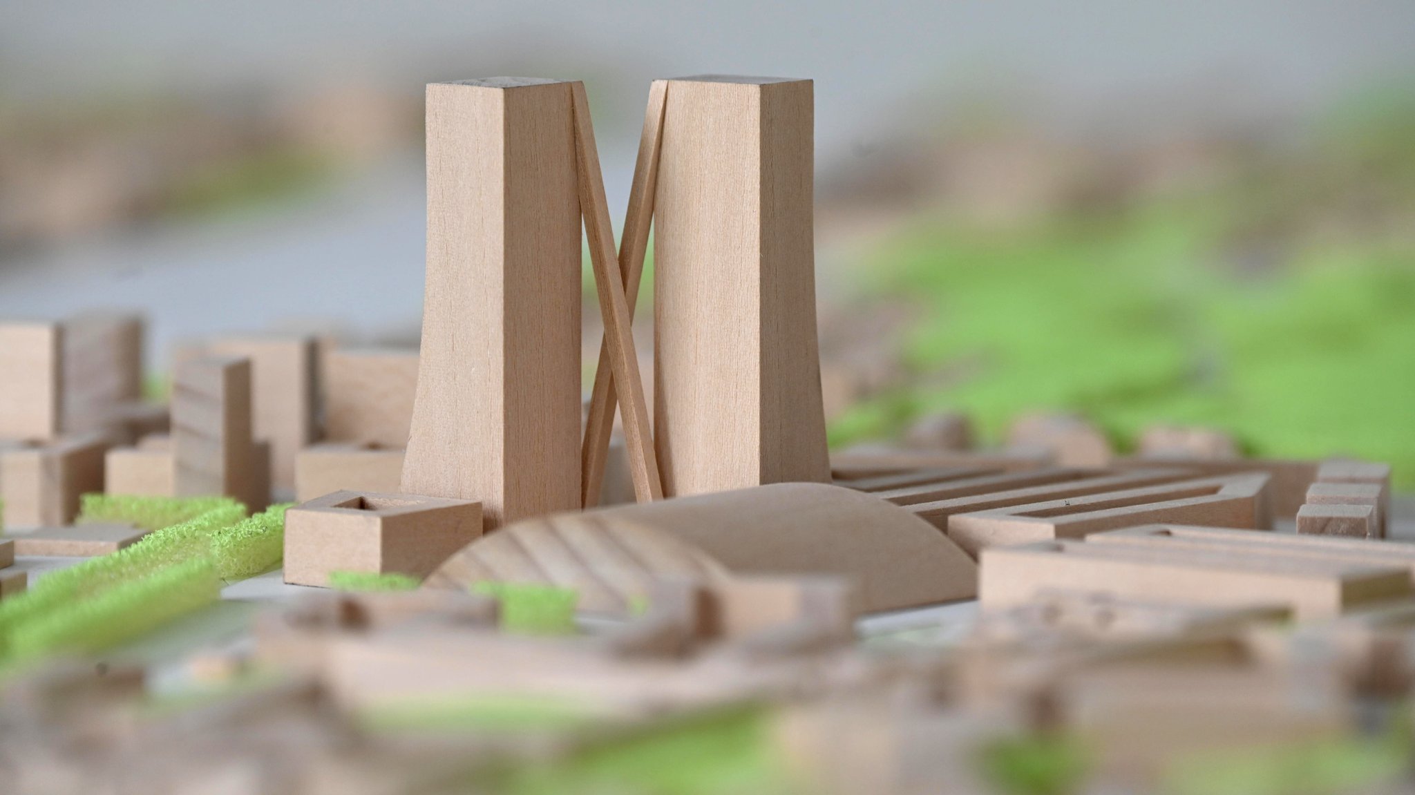 Holzmodell der beiden geplanten Hochhäuser auf dem Areal an der Paketposthalle