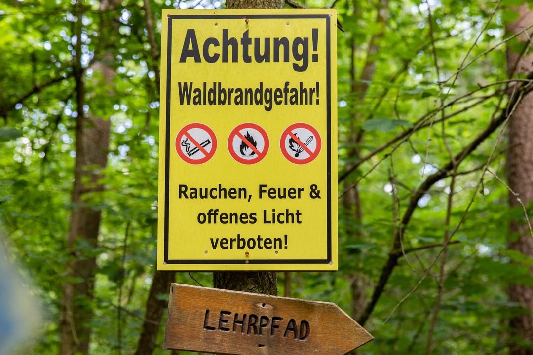 Ein Warnschild mit dem Hinweis "Achtung! Waldbrandgefahr!" in der Schwarzachklamm im Nürnberger Land.