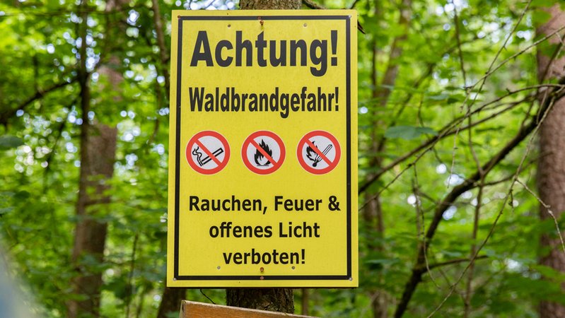 Ein Warnschild mit dem Hinweis "Achtung! Waldbrandgefahr!" in der Schwarzachklamm im Nürnberger Land. | Bild: BR/Leon Baatz Ein Warnschild mit dem Hinweis "Achtung! Waldbrandgefahr!" in der Schwarzachklamm im Nürnberger Land.