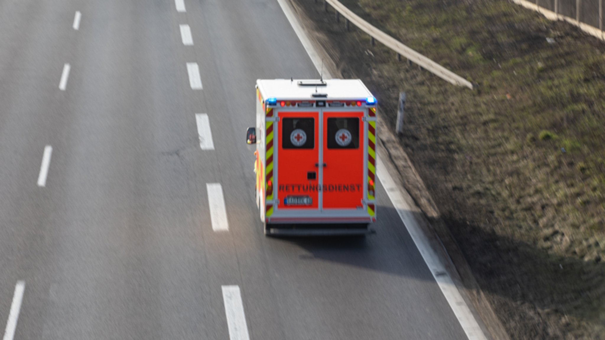 Rettungswagen auf der A3 (Archivbild)