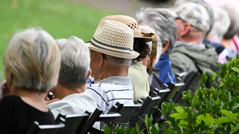 Rente: Hälfte der Wahlberechtigten will grundlegende Reform | Bild: picture alliance/dpa | Arne Dedert Rente: Hälfte der Wahlberechtigten will grundlegende Reform