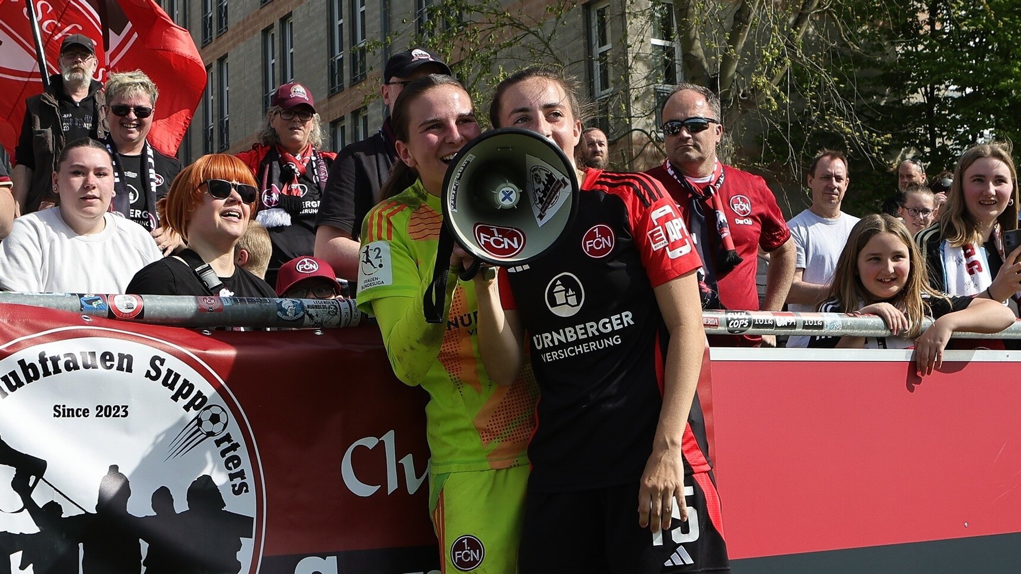 Club-Torhüterin Hannah Etzold (in gelb) und Rebecca Saalfelder feiern mit den Fans. | Bild: picture-alliance / dpa Club-Torhüterin Hannah Etzold (in gelb) und Rebecca Saalfelder feiern mit den Fans.