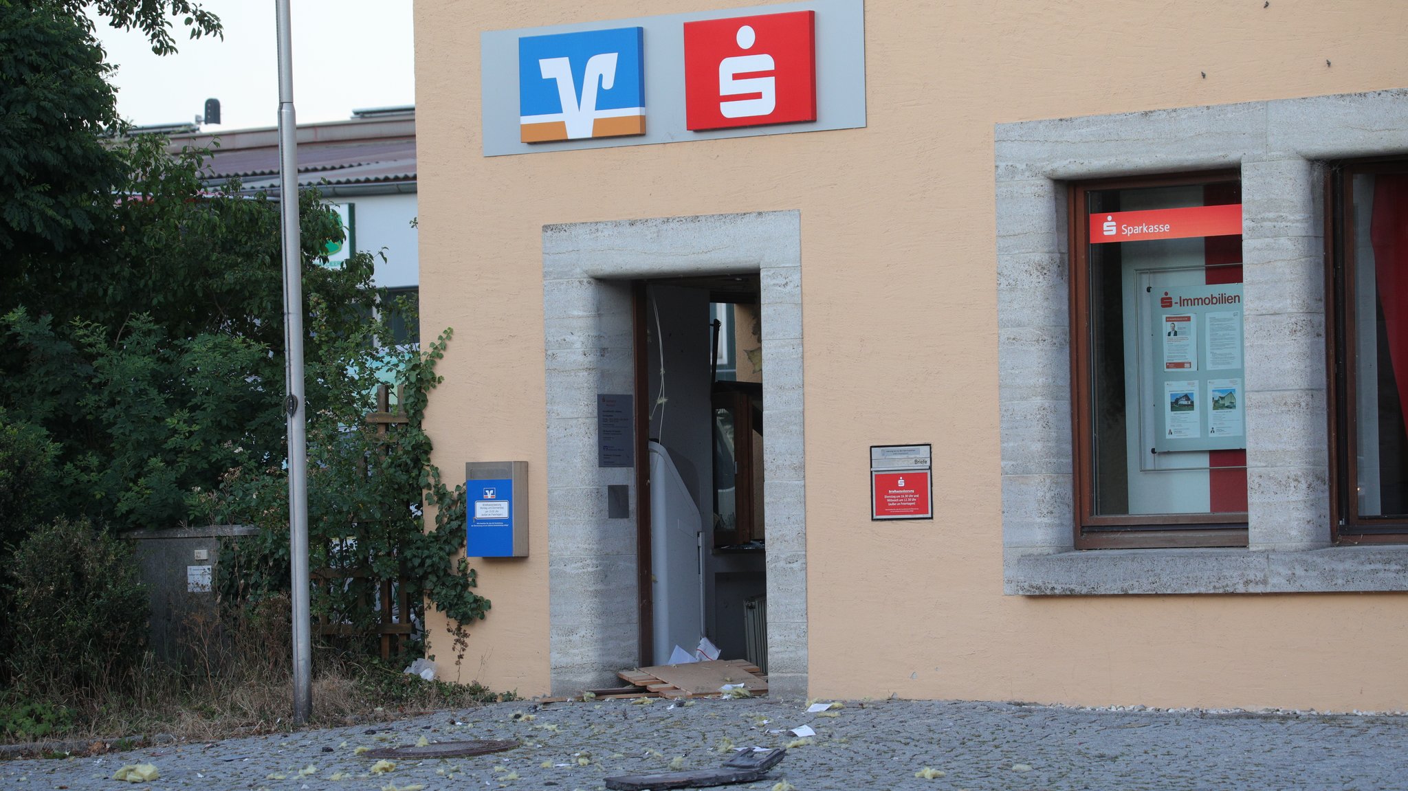 Unbekannte Täter haben einen Geldautomaten in Colmberg gesprengt. | Bild: NEWS5 / Markus Zahn Unbekannte Täter haben einen Geldautomaten in Colmberg gesprengt.