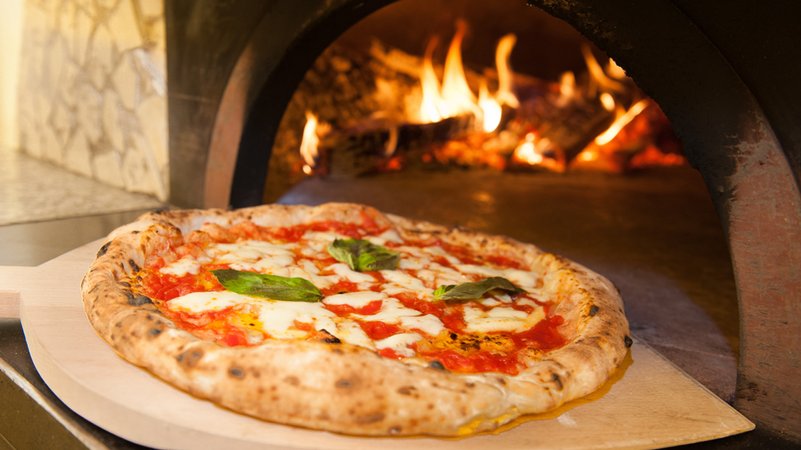 Pizza aus dem Holzofen | Bild: stock.adobe.com/FV Photography Pizza aus dem Holzofen