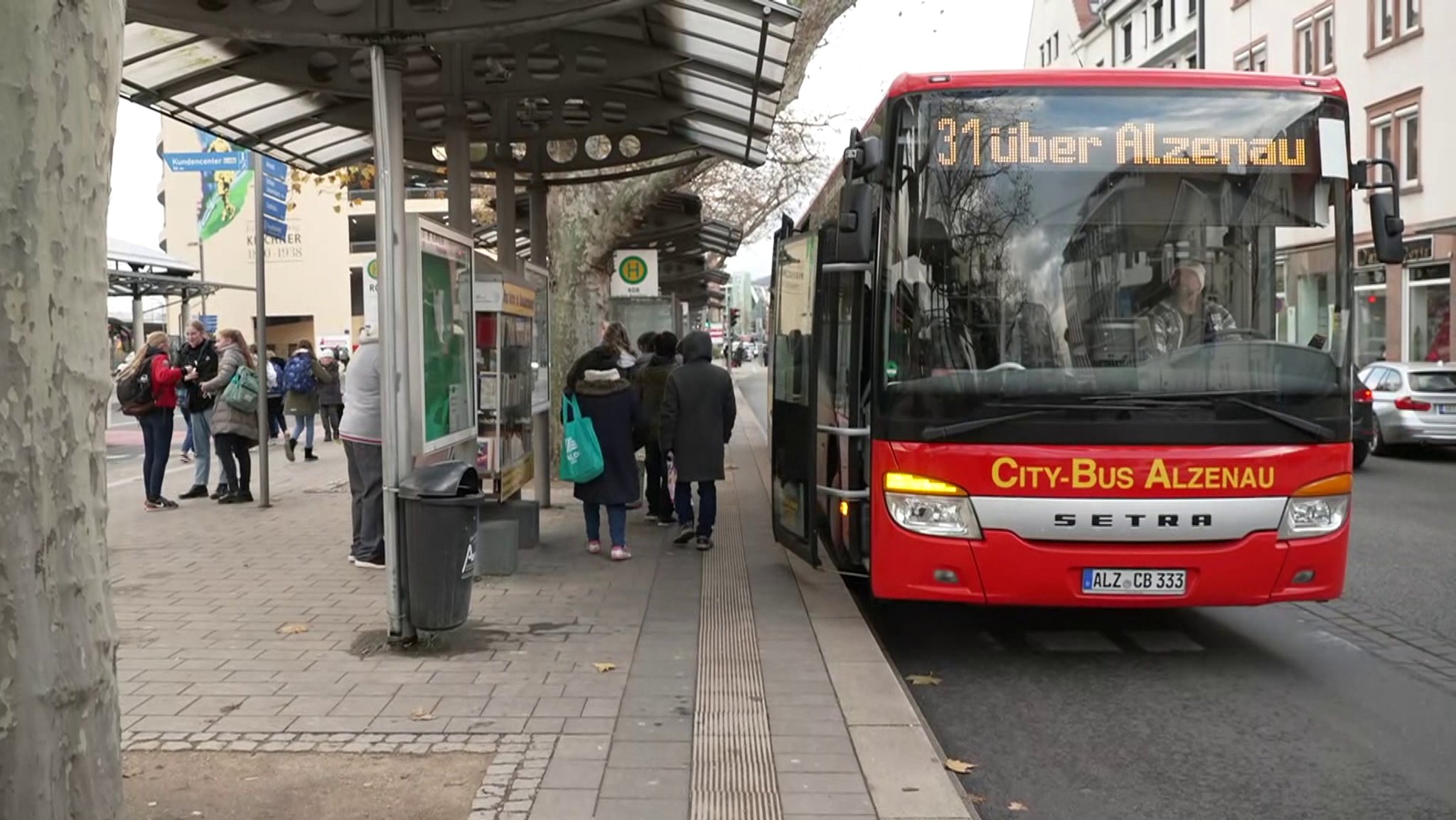 Bus hält an Haltestelle