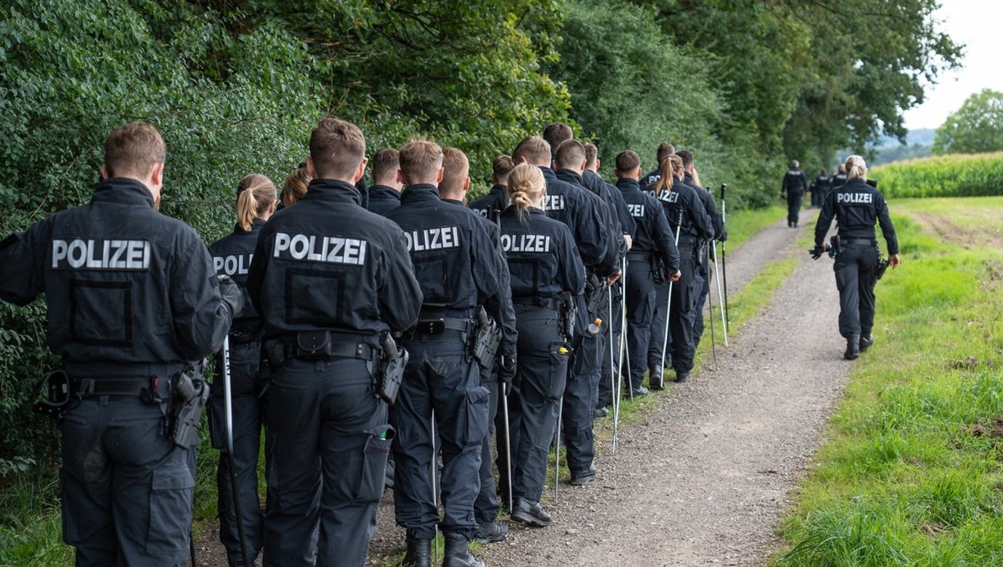 Polizistinnen und Polizisten durchsuchen die Umgebung in Bammersdorf im Landkreis Forchheim.