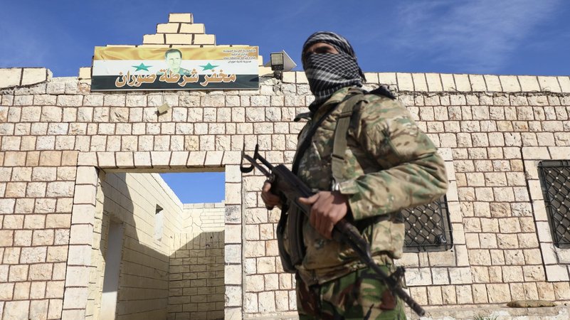 Kämpfer der HTS vor wenigen Tagen | Bild: Izzettin Kasim / Anadolu Kämpfer der HTS vor wenigen Tagen