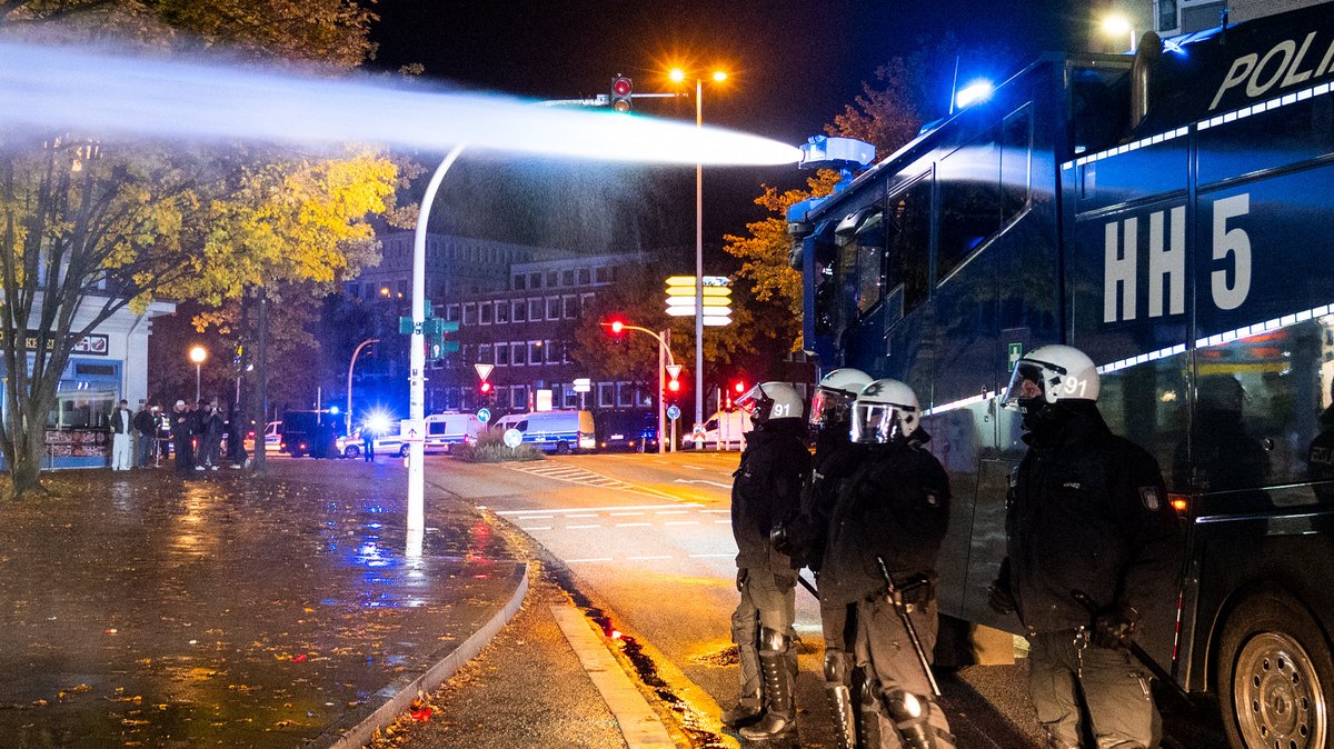 In der Halloween-Nacht ist es in Hamburg zu Ausschreitungen gekommen - die Polizei setzte Wasserwerfer gegen Randalierer ein. 