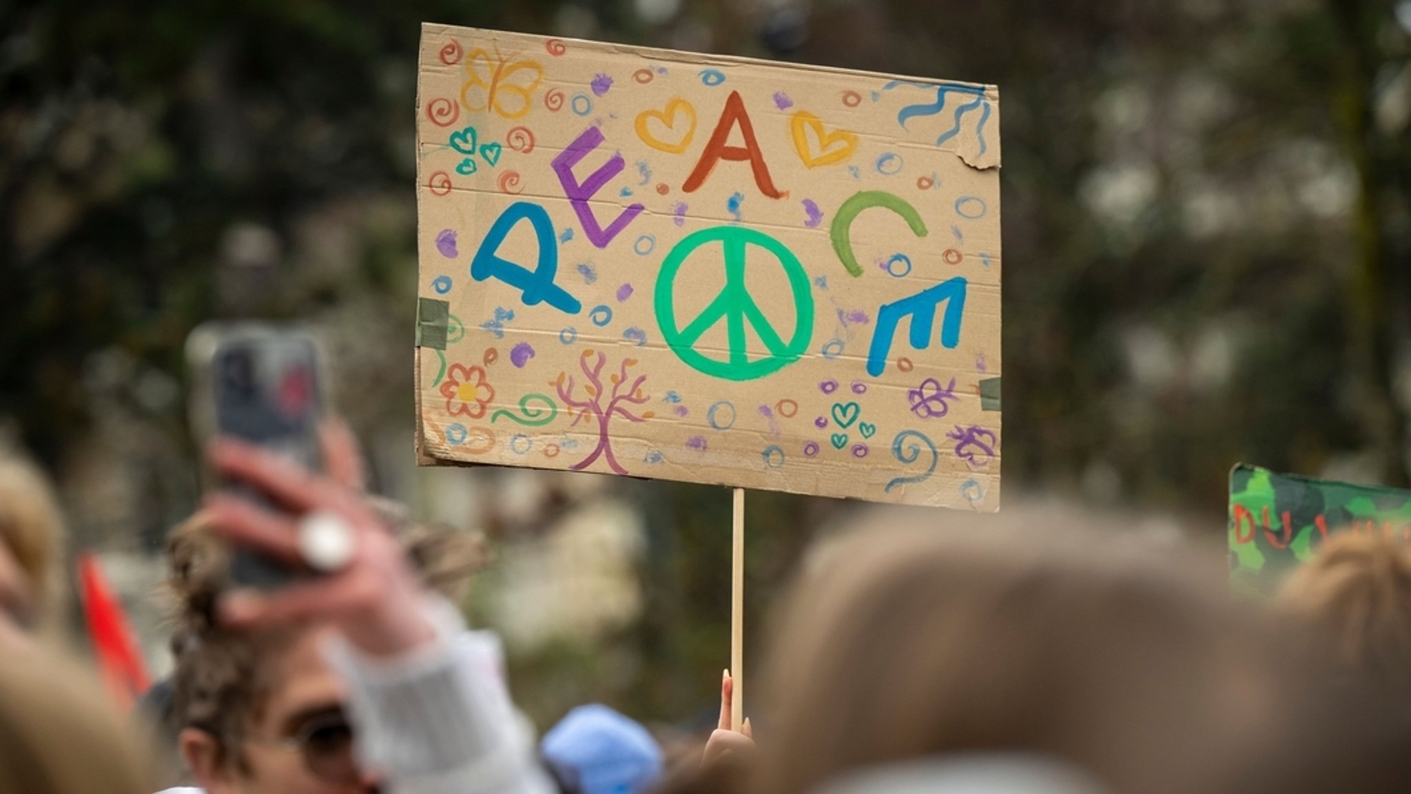 Am 5.12. gingen Menschen in Deutschland gegen das Wehrdienstmodernisierungsgesetz auf die Straße. Zahlreiche Schüler nahmen an einem Schulstreik teil, wie hier in München. 