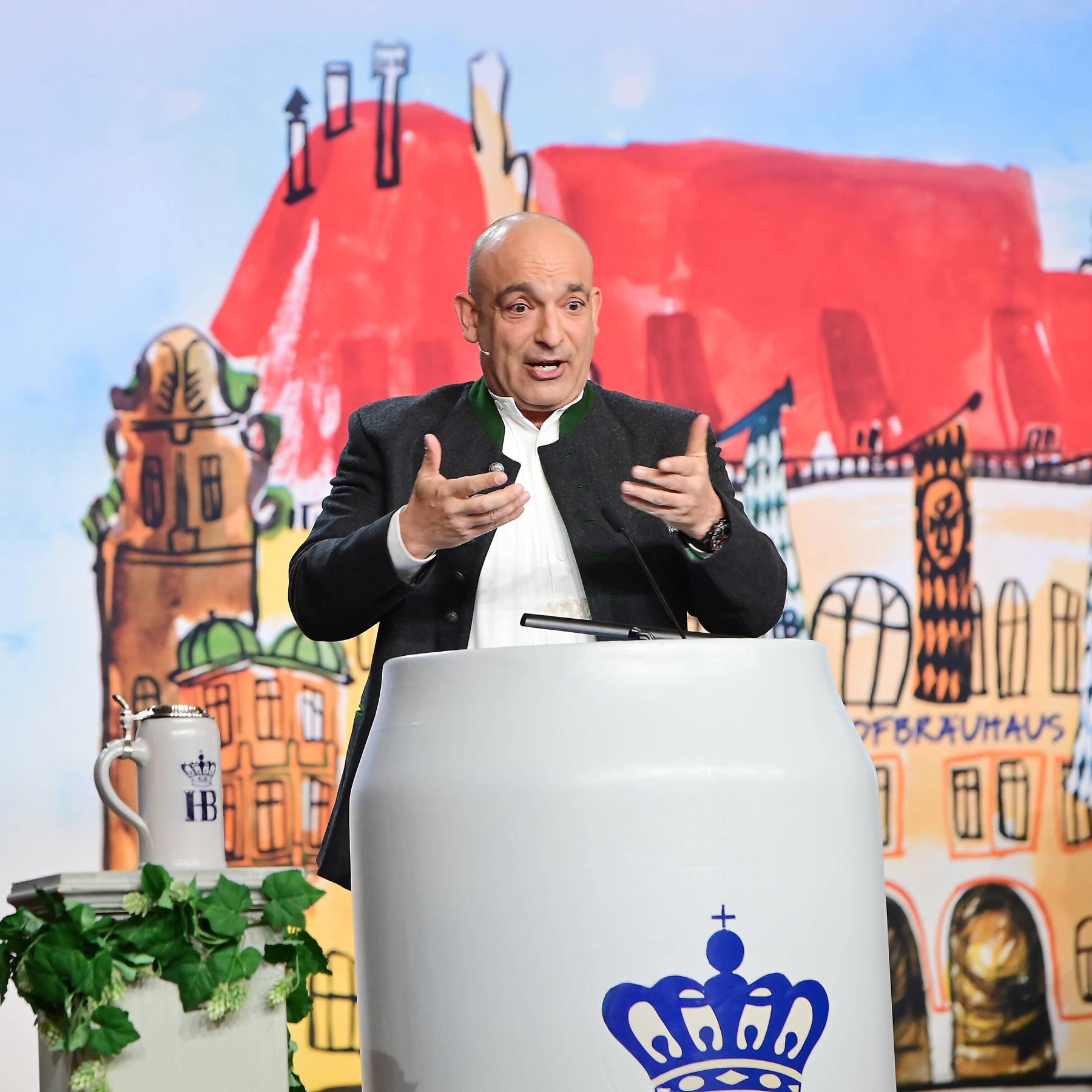 Django Asül beim Maibockanstich