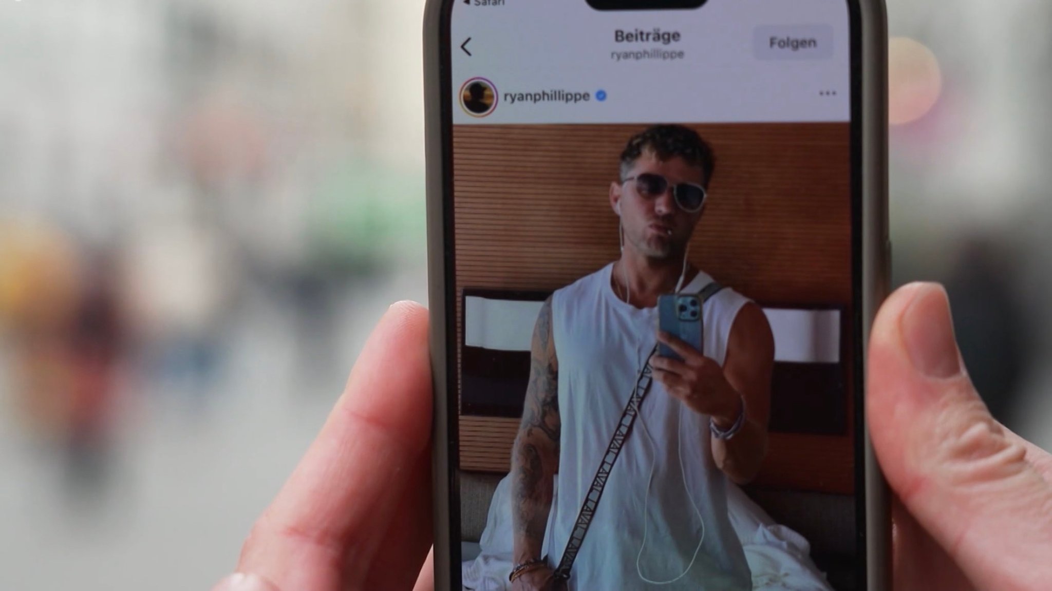 Hand hält Smartphone, auf der Hollywood-Schauspieler Ryan Philippe mit Zahnstocher zu sehen ist | Bild: Bayerischer Rundfunk 2025 Hand hält Smartphone, auf der Hollywood-Schauspieler Ryan Philippe mit Zahnstocher zu sehen ist