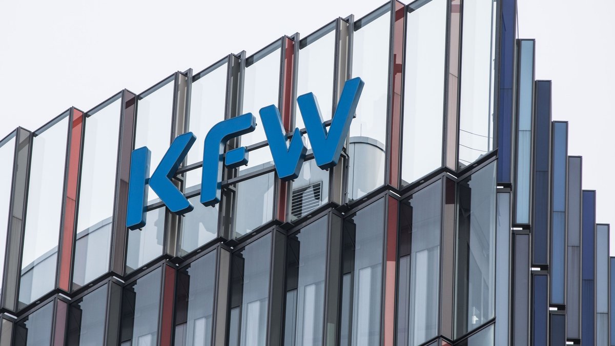 Das Logo der KfW auf der Zentrale der KfW Bankengruppe in Frankfurt am Main.