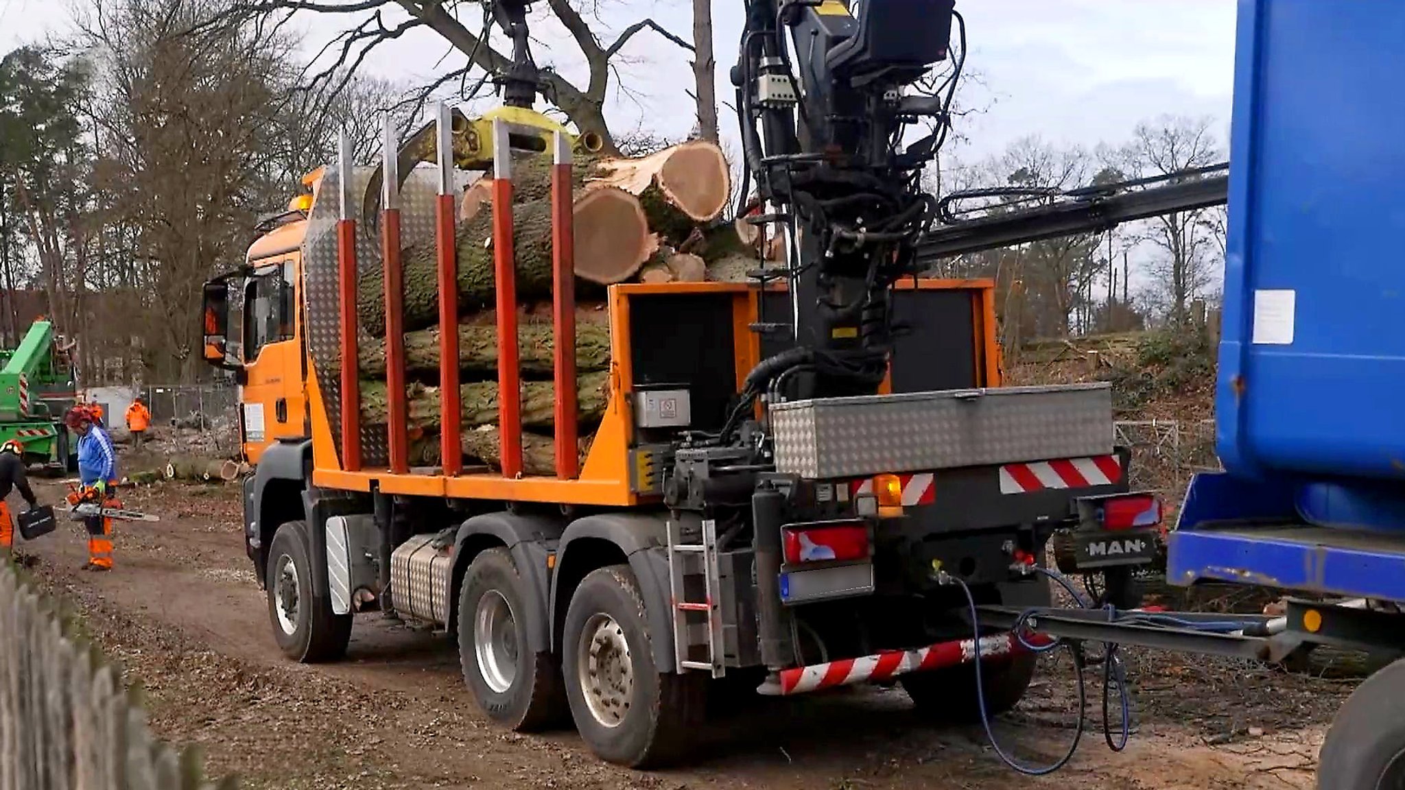 Ein Lkw mit Holz beladen beim Reichelsdorfer Keller.