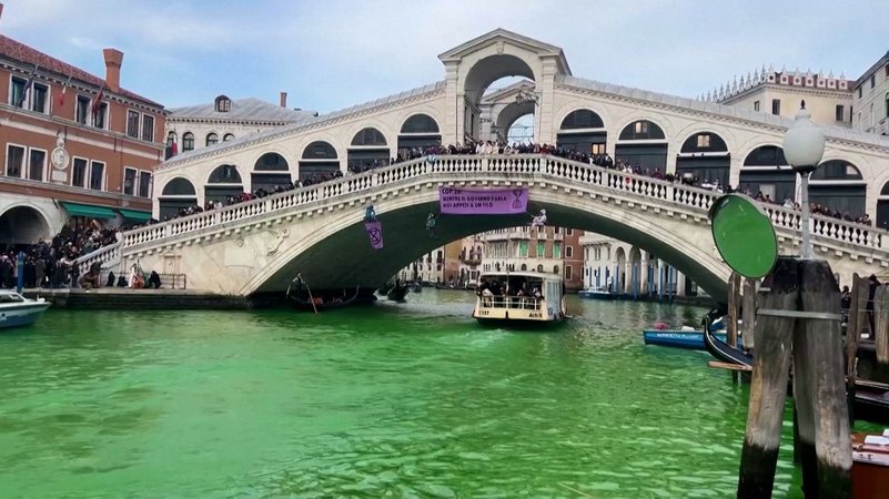 Rialtobrücke über dem grün gefärbten Wasser im Canal Grande in Venedig
