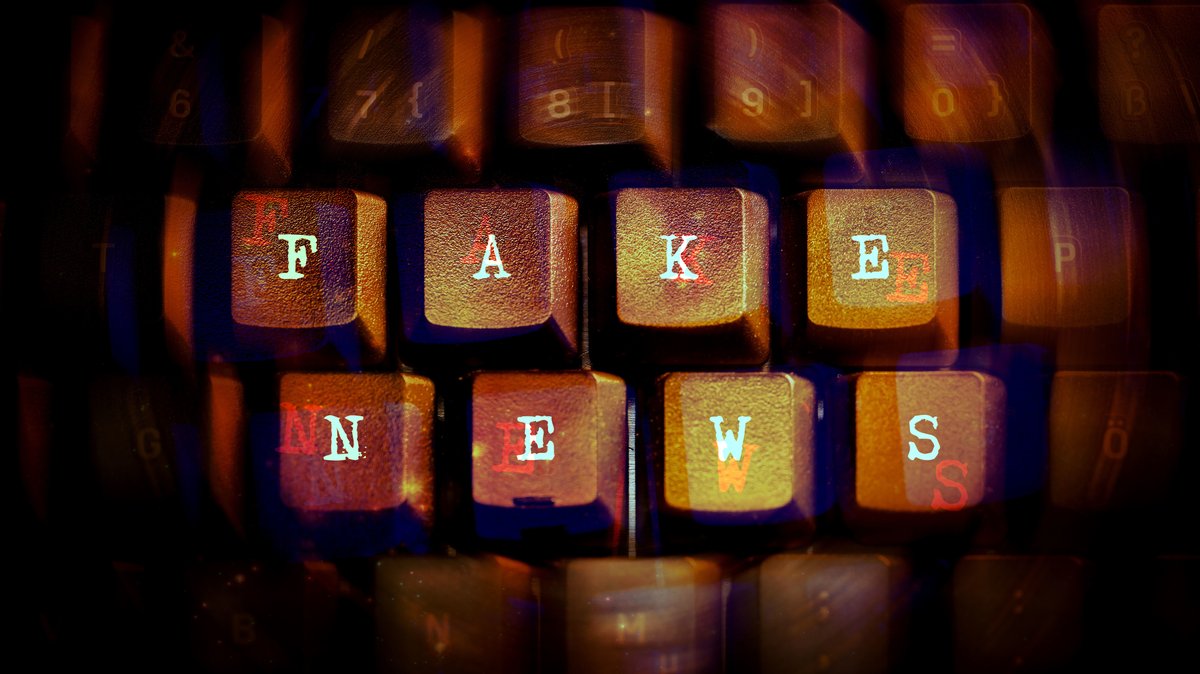 Schriftzug "Fake News" auf einer Computertastatur
