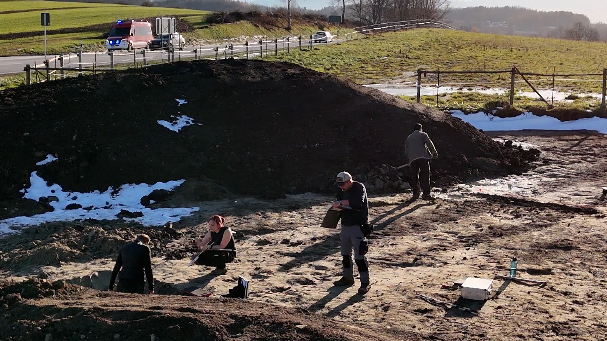 Archäologen bei Grabungen nahe Weilheim