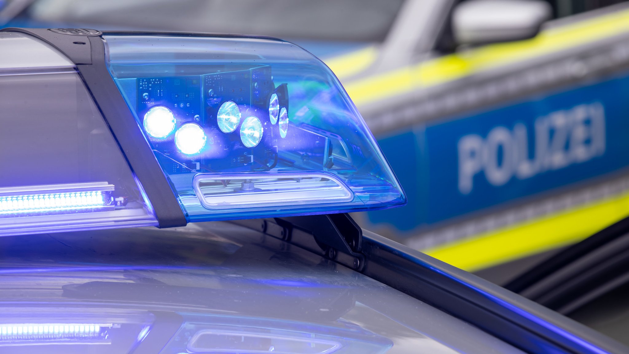 Ein Blaulicht auf dem Dach eines Polizeifahrzeugs. | Bild: dpa-Bildfunk/Daniel Karmann Ein Blaulicht auf dem Dach eines Polizeifahrzeugs.