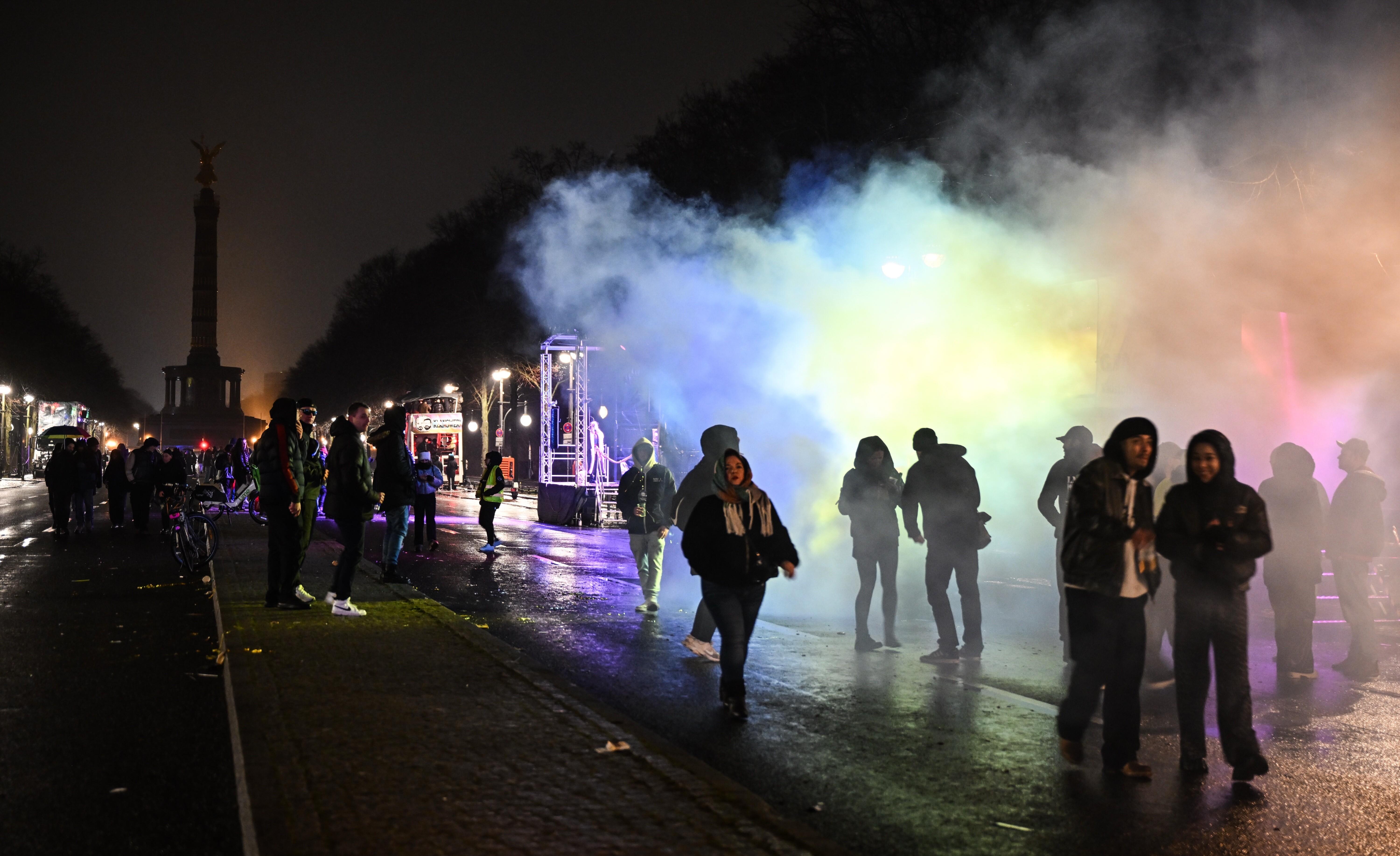 Bunter Rauch auf der Straße des 17. Juni in Berlin.