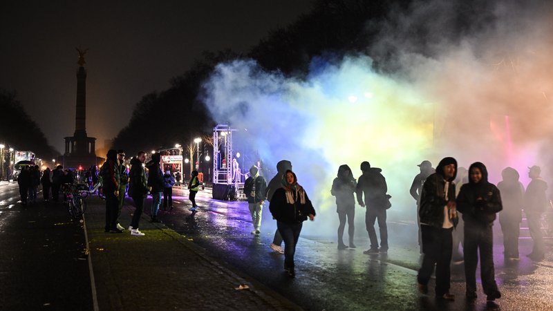 Bunter Rauch auf der Straße des 17. Juni in Berlin. | Bild: picture alliance/dpa | Britta Pedersen Bunter Rauch auf der Straße des 17. Juni in Berlin.