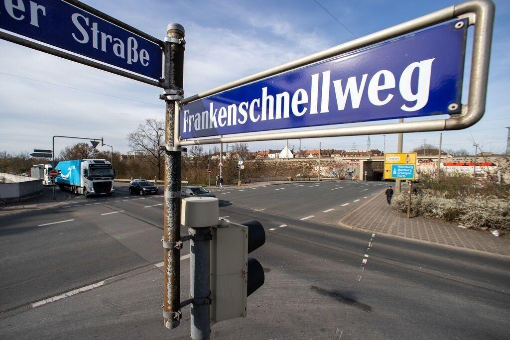 Straßenschild an einer Kreuzung am Frankenschnellweg in Nürnberg